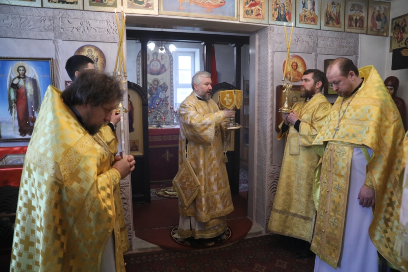 В Неделю о Страшном Суде епископ Симон совершил Литургию в храме священномученика Захарии города Новошахтинска