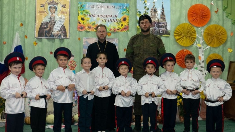 Священник поздравил с днем памяти святой великомученицы Параскевы и днем станицы педагогов, родителей и детей детского сада ст. Манычской