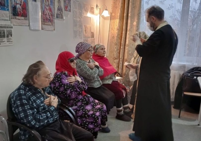 Протоиерей Роман Мясников посетил дом престарелых в п. Садовый
