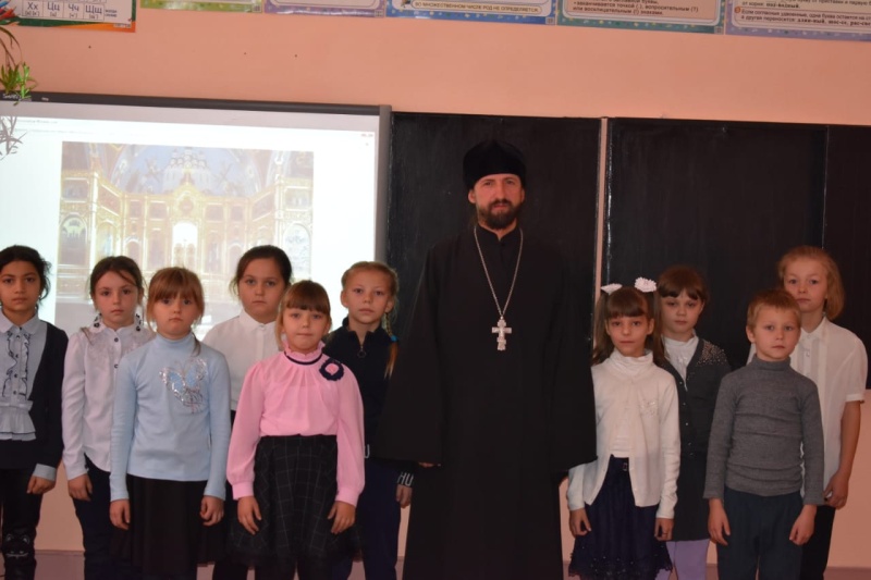Священник провел беседу с учащимися