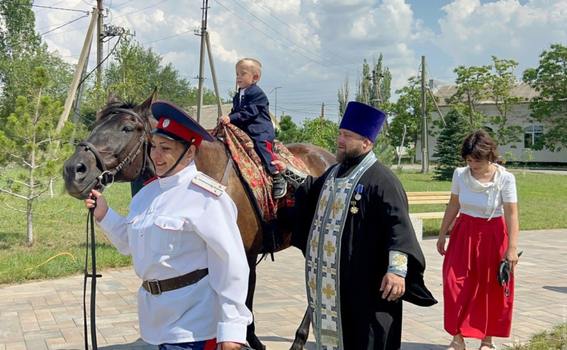В Миллерово прошла церемония посажения казачат на коня