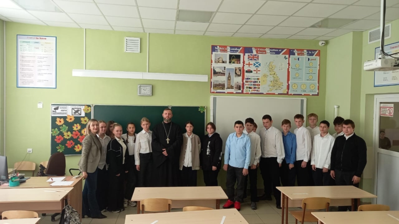 Священник посетил открытый урок в сулинской школе