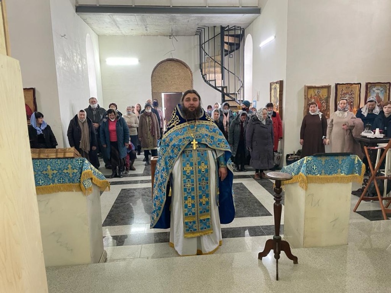 Первая Божественная литургия совершена в строящемся храме преподобного Сергия Радонежского поселка Сидорово-Кадамовский