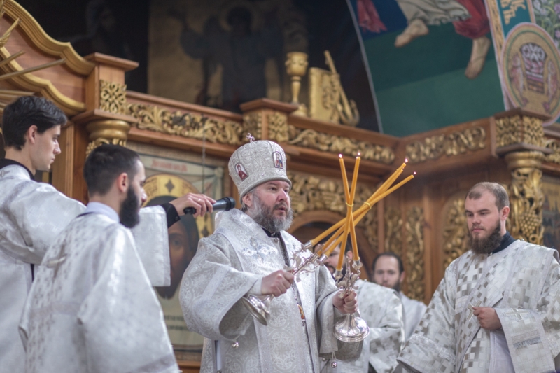 В Великую субботу епископ Симон совершил вечерню с чтением 15 паримий и Божественную литургию святителя Василия Великого в Покровском кафедральном соборе