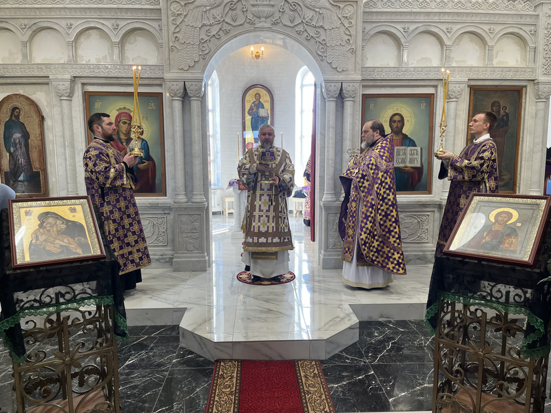 Епископ Шахтинский и Миллеровский Симон совершил Божественную Литургию в храме великомученика Пантелеимона города Миллерово