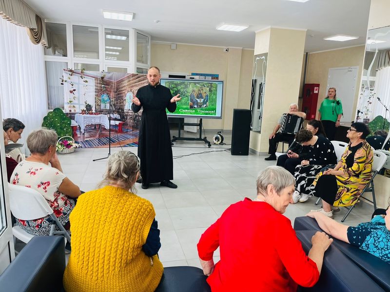 В Кашарском районе прошла развлекательная программа для пожилых людей «Традиции на Троицу»