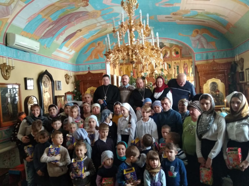 В храме Владимирской иконы Божией матери состоялся Рождественский утренник при участии хора, духовенства храма и детей воспитанников детского сада хутора Можаевка «Колосок»