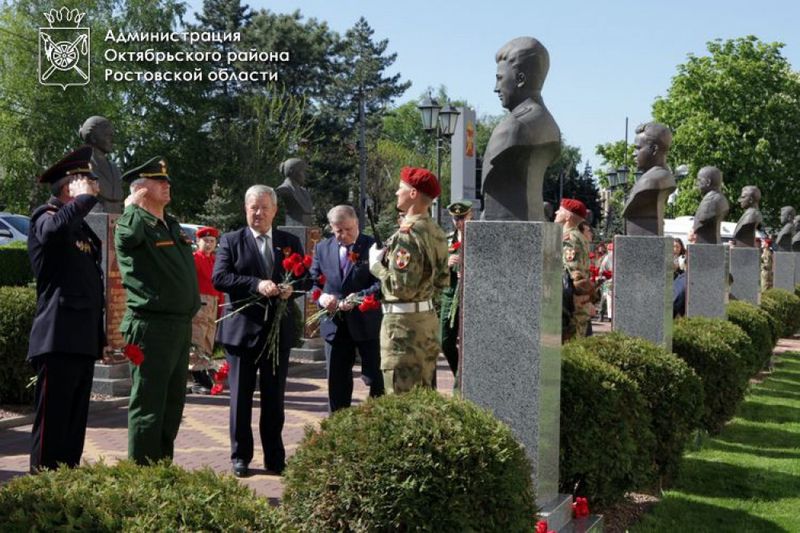 Ко дню Победы в п. Каменоломни состоялось возложение цветов