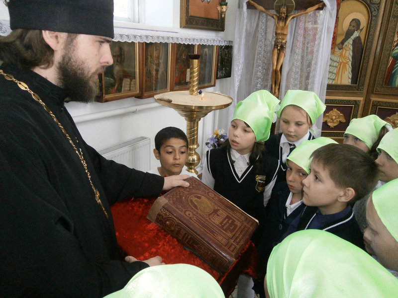 Учащиеся школы №37 посёлка Соколово-Кундрюченский посетили храм Архистратига Михаила