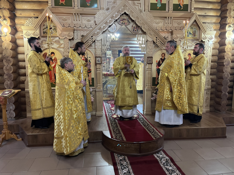 С архипастырским визитом епископ Симон посетил храм Всех святых, в земле Русской просиявших, города Каменск-Шахтинский