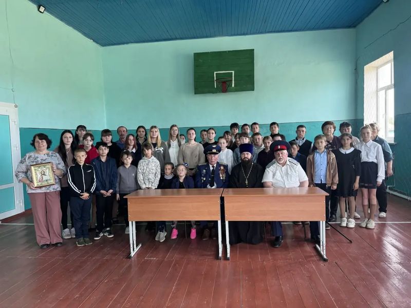 В Терновской школе прошёл урок мужества с участием священника