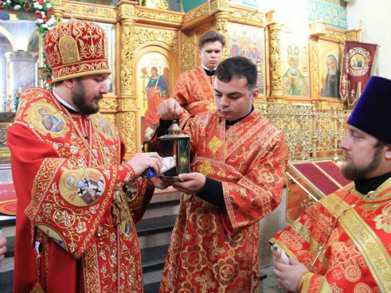 В день празднования Светлой Пасхи в Покровский кафедральный собор г. Шахты был доставлен Благодатный огонь