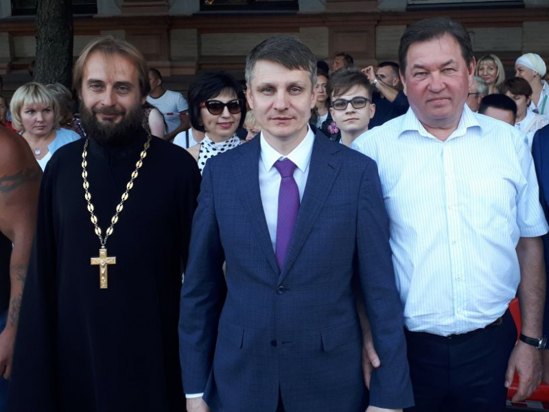 В торжествах, посвященных Дню города и Дню шахтера принял участие благочинный приходов Александровск-Грушевского округа протоиерей Сергий Яценко
