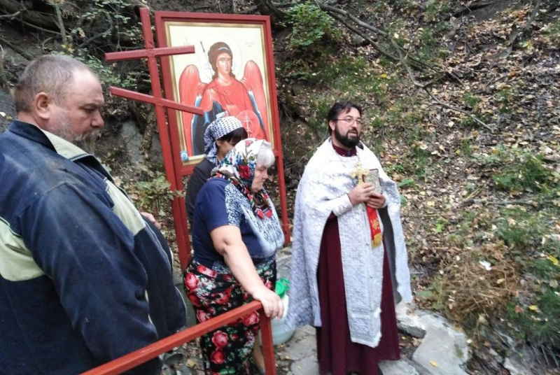 Прихожане храмов Кашарского благочиния совершили паломническую поездку на источник, освященный в честь чуда Архистратига Михаила х. Чигиринка 