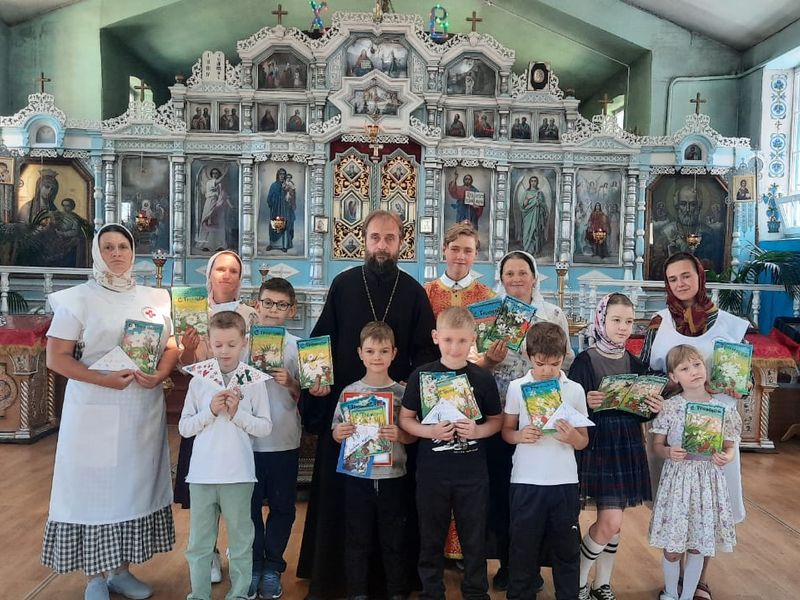 Воспитанники воскресной школы написали письма участникам СВО