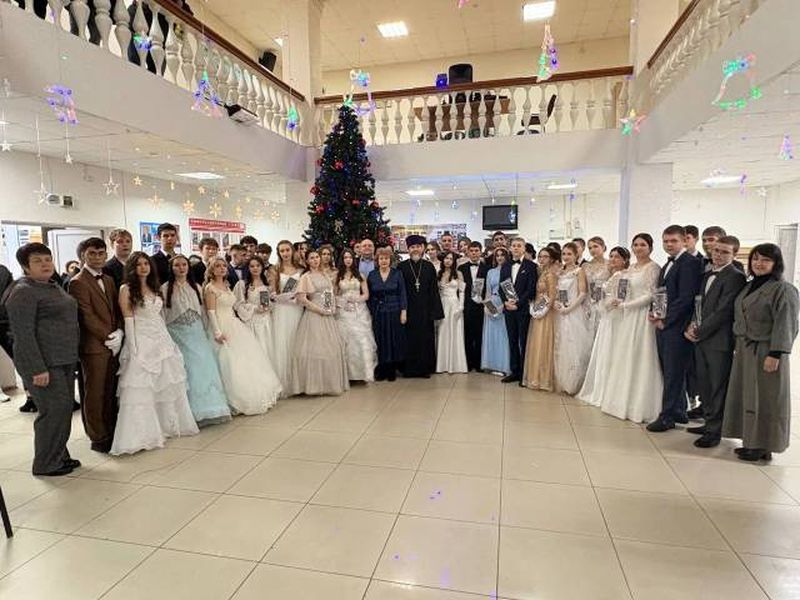 В станице Багаевской прошёл молодёжный Рождественский бал