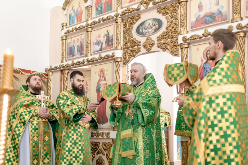 В день памяти преподобных Кирилла и Марии Радонежских епископ Симон совершил Литургию в Покровском кафедральном соборе города Шахты