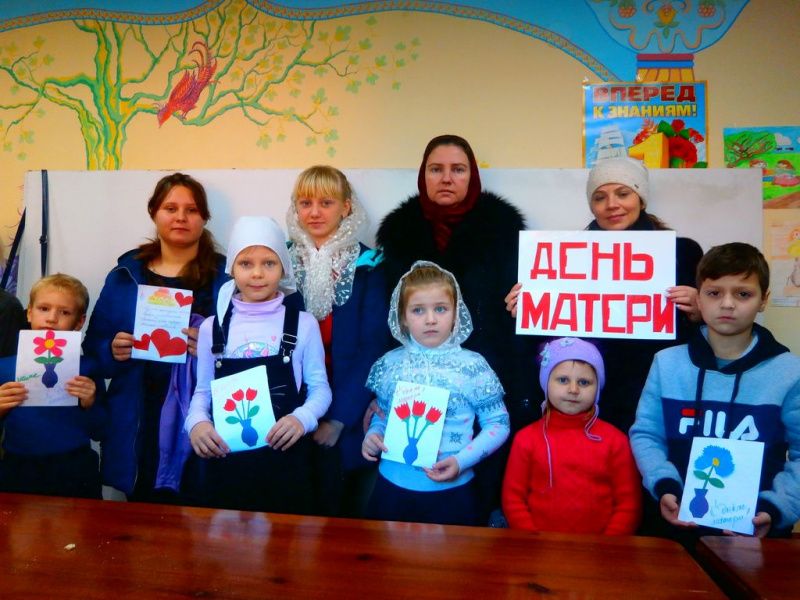 В воскресной школе «Держава» при храме Державной иконы Божией Матери Донецкого благочиния состоялся утренник «Святость материнства»