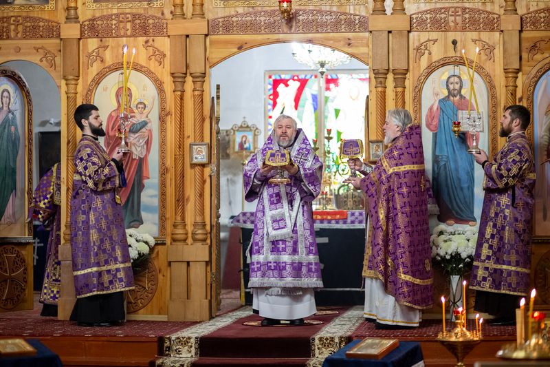 В субботу первой седмицы Великого поста епископ Симон с архипастырским визитом посетил приход равноапостольного князя Владимира города Шахты