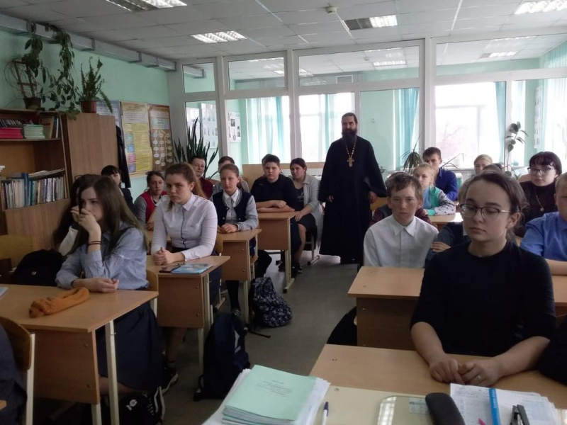 Иерей Андрей Коршунов провел встречу со учащимися МБОУ СОШ сл. Колушкино 