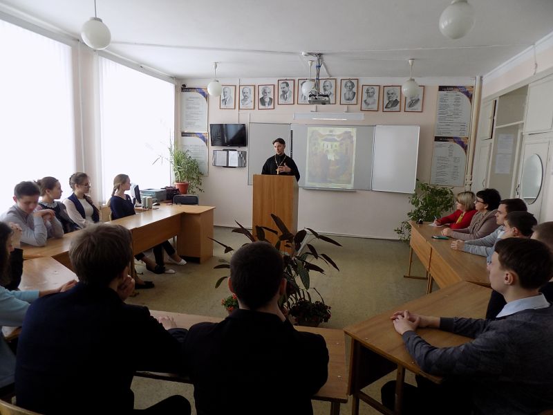 О православных праздниках иерей Роман Митяшин и помощник благочинного по работе с молодежью рассказали ученикам Шолоховской гимназии