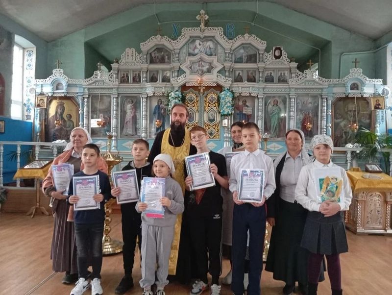 В поселке Каменоломни наградили юных художников