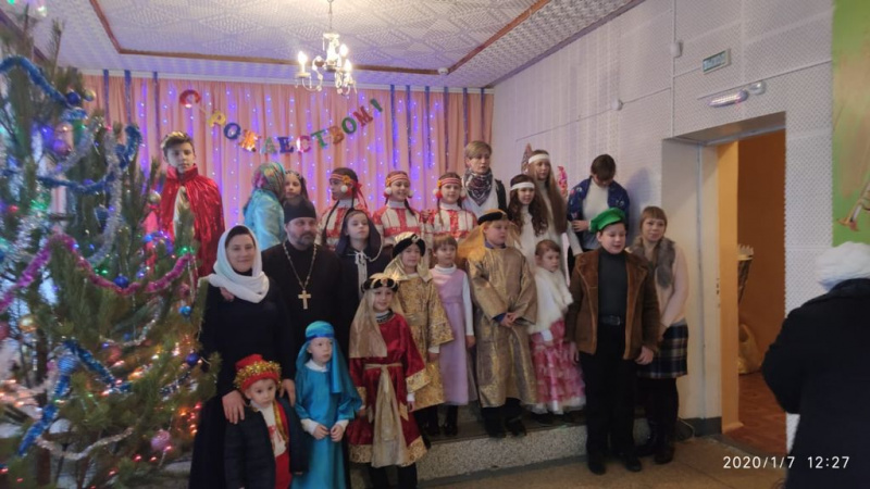 Воспитанники воскресной школы при храме великомученика и целителя Пантелеимона и учащиеся детской школы искусств казачьей культуры пос. Майский провели рождественский утренник