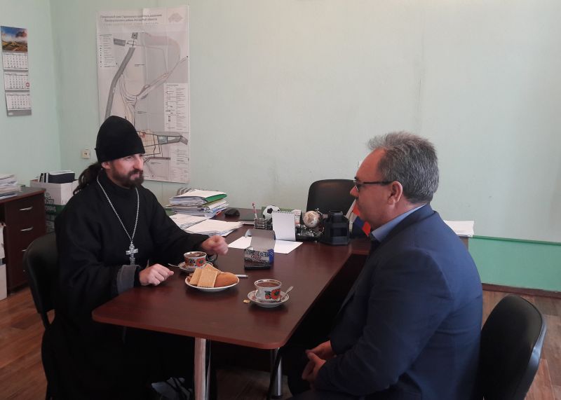 Настоятель храма святой равноапостольной княгини Ольги п. Горный иеромонах Арсенний (Алимов) встретился с главой Администрации п. Горный Павлом Юрьевичем Корчагиным