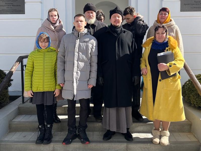 Постояльцы шолоховского центра помощи детям хутора Калининского посетили станичные храмы