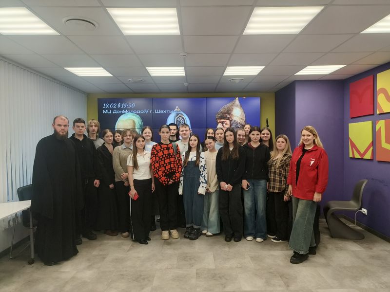 В молодежном пространстве города Шахты «ДонМолодой» обсудили образ святых воинов и защиту Отечества