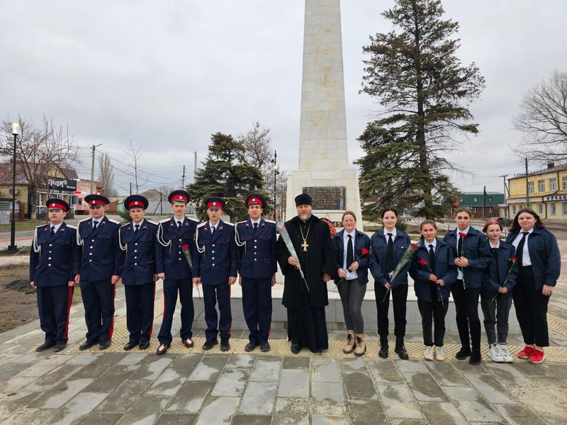 Иеромонах Димитрий (Яроцкий) вместе с кадетами казачьего техникума﻿ в День неизвестного солдата почтил память погибших у Вечного огня