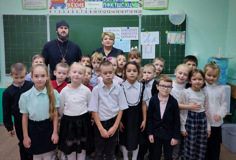 Иерей Евгений Осяк побеседовал со школьниками о православной книге