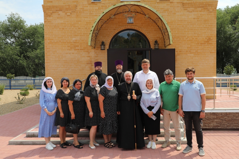 Преосвященнейший епископ Симон ознакомился с завершенными работами по строительству и росписи храма Покрова Пресвятой Богородицы хутора Карповка Багаевского района