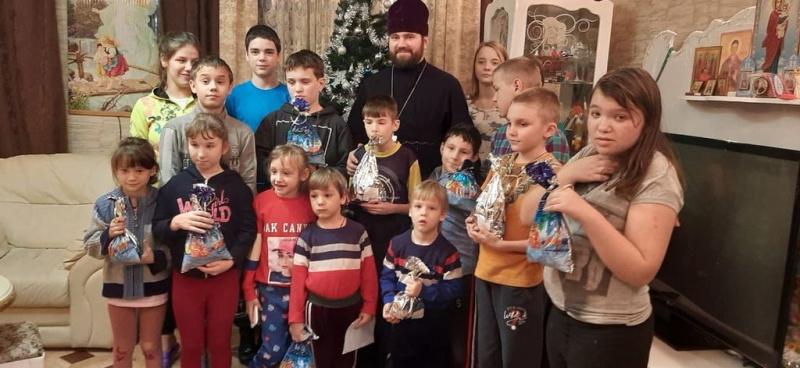 Иерей Георгий Лукащук и сестры милосердия храма великомученика и целителя Пантелеимона г. Миллерово навестили многодетную семью Музенитовых