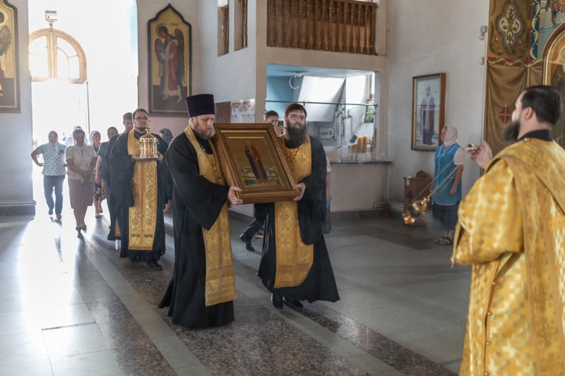После 270 км пути водного крестного хода святыни прибыли в Покровский кафедральный собор города Шахты, где будут открыты для поклонения верующих до 27 июля