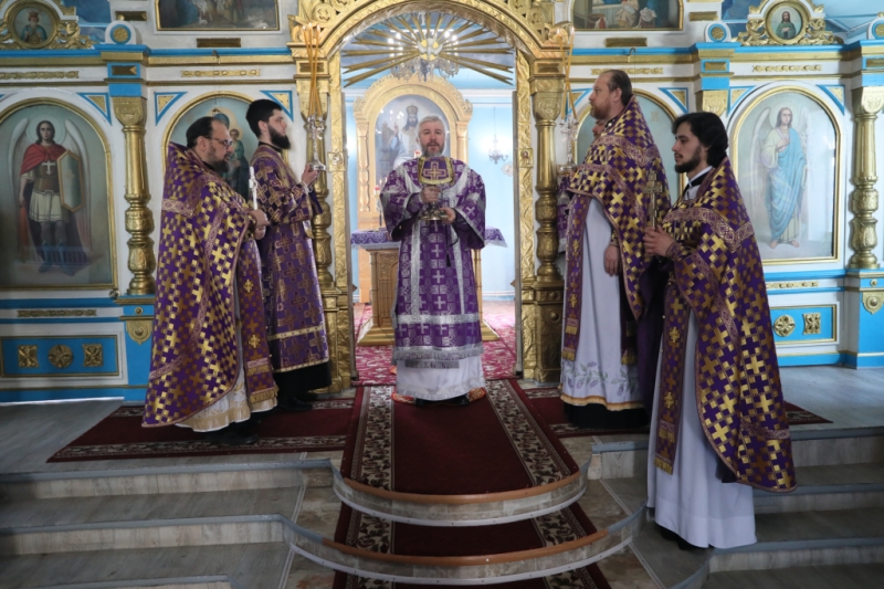 Епископ Симон совершил архипастырский визит в Новошахтинское благочиние и совершил Литургию в храме Покрова Пресвятой Богородицы