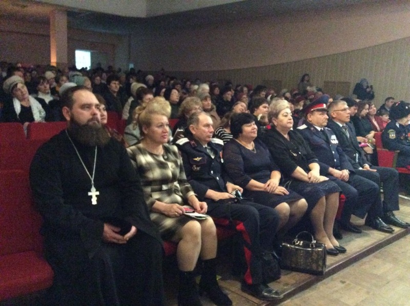 В ДК Миллерово состоялся концерт, посвященный Дню матери казачки. Участников поздравил иерей Роман Калинин