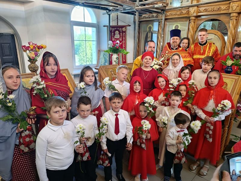 С Пасхой Христовой и днем жен-мироносиц поздравили настоятеля и прихожан Донского храма дети из воскресной школы «Светочъ»   