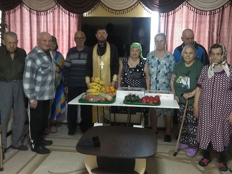 Жильцов дома престарелых хутора Колундаевского поздравили с днем Святой Троицы   