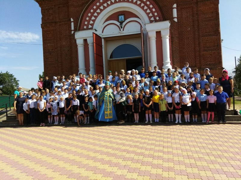 В Свято-Никольском храме ст. Обливской с началом учебного года отслужены молебны для учащихся школ станицы