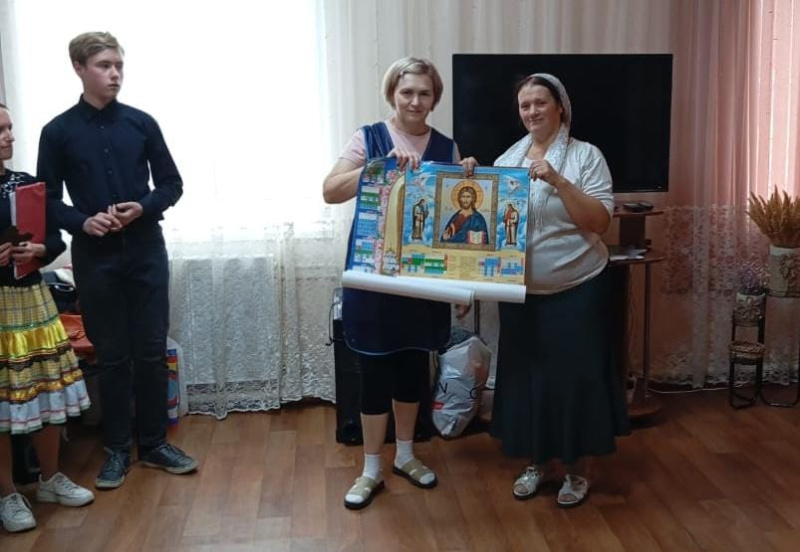 Воспитанники воскресной школы «Благовест» при храме Архангела Михаила посёлка Каменоломни посетили пансионат для пожилых людей