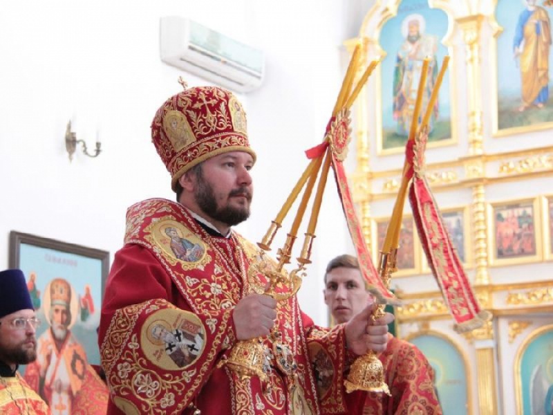 В понедельник Светлой седмицы, во второй половине дня, епископ Симон совершил Пасхальную утреню в храме Святой Троицы г. Каменск-Шахтинский