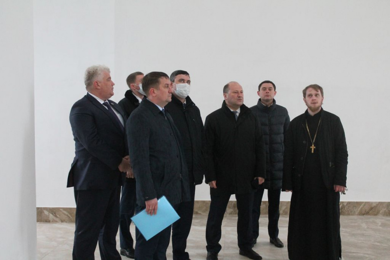 Благочинный Зверево-Никольского округа показал делегации из Администрации Ростовской области строящийся в г. Зверево храм