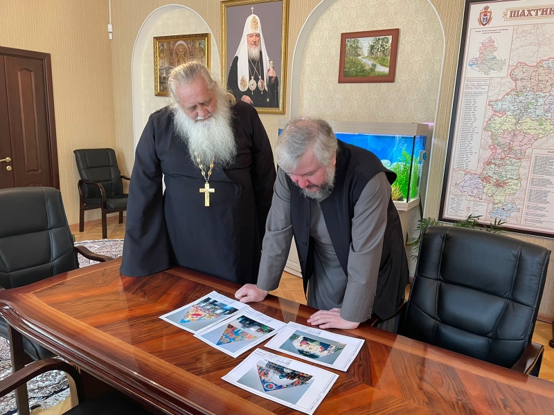 Преосвященнейший епископ Симон и настоятель прихода Вознесения Господня слободы Красюковской обсудили проект росписи стен храма и иконостаса