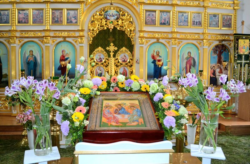 Для Свято-Троицкого храма г. Каменск-Шахтинский написали храмовую икону «Святая Троица» 