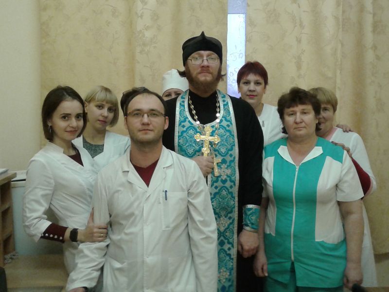 Иерей Виталий Трошин совершил молебен в хирургическом отделении районной больницы и провел духовную беседу с медицинским персоналом