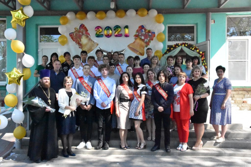 Иерей Андрей Павленков поздравил с окончанием средней школы выпускников с. Первомайское