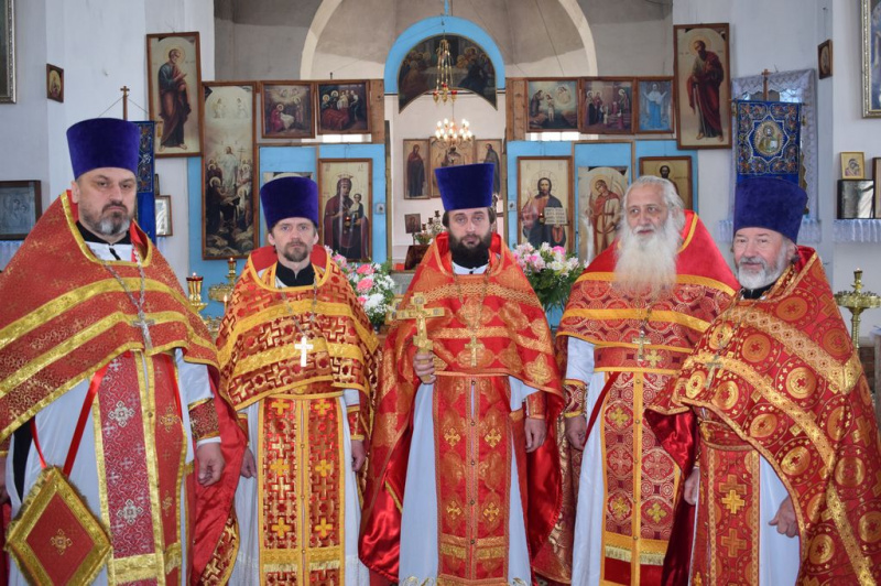 В день празднования иконы Божией Матери Живоносный Источник, в храме Покрова Пресвятой Богородицы станицы Кривянской Октябрьского района прошло соборное богослужение