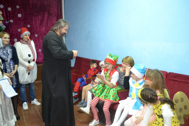 С наступающим Рождеством Христовым священник Димитрий Климов поздравил детей села Генеральское и вручил им подарки