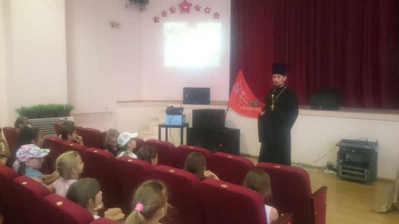 В г. Шахты состоялась встреча иерея Иоанна Трофимова и помощника благочинного Александровск-Грушевского округа по миссионерскому служению с учащимися школы № 49, посвященная Дню памяти и скорби